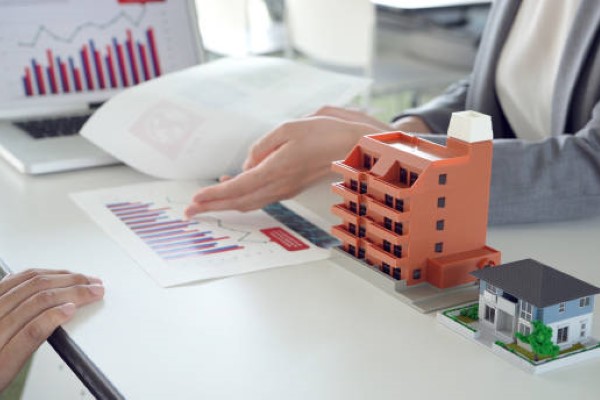 Una asesora que se encuentra dando orientación especializada acerca de inmuebles en renta CDMX para seleccionar el mejor.